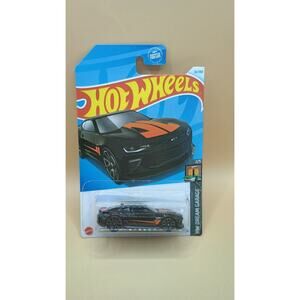 2024 Hot Wheels Dream Garage Series '18 Camaro SS #32/250 - MONMC - 1/64 Scale